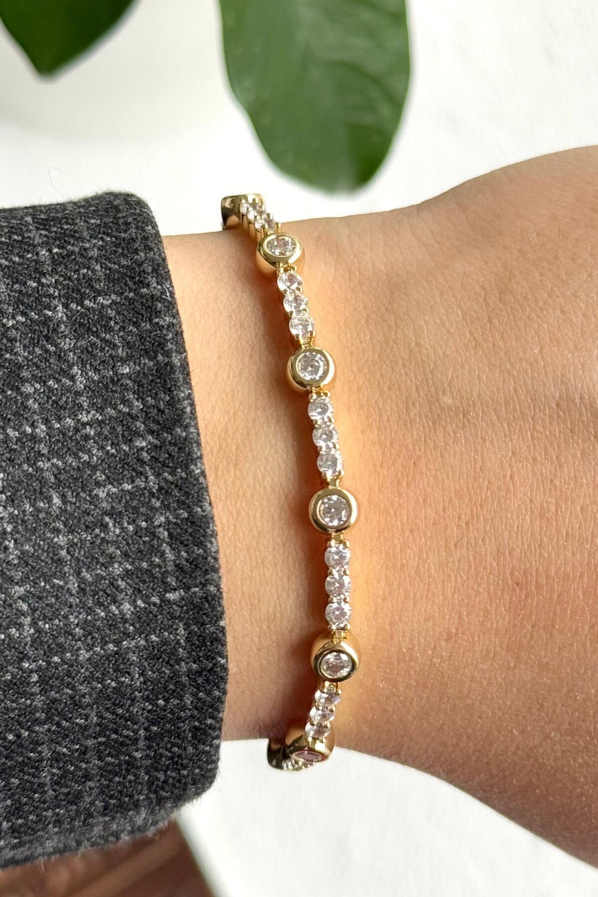 Premium Seri Sıralı Su Yolu Tasarım Taşlı Kadın Çelik Bileklik Kelepçe