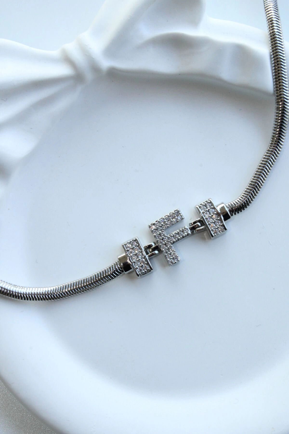 İthal Seri F Harfi Balık Sırtı Zincirli Kadın Çelik Bileklik Kararmaz Renk Atmaz