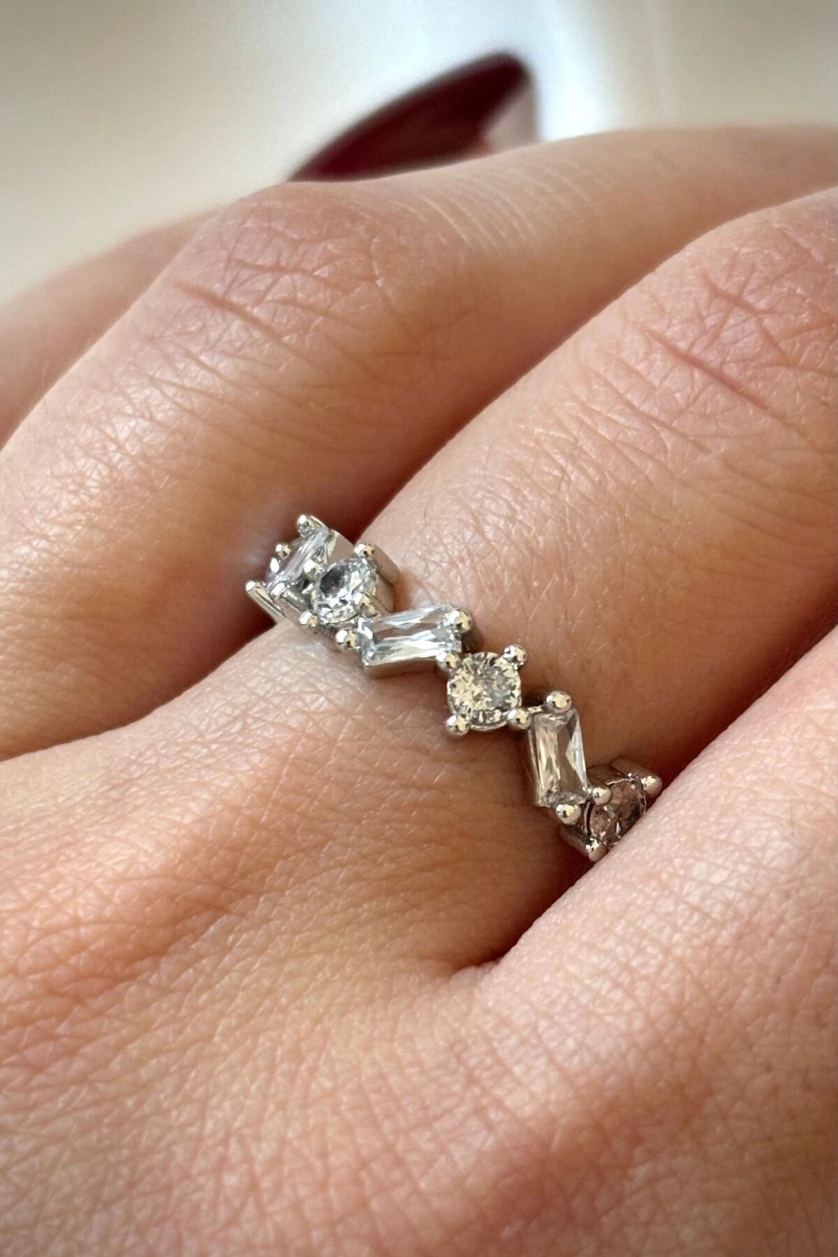 Premium Seri Karışık Sıra Taşlı Tasarım Ayarlanabilir Kadın Çelik Yüzük