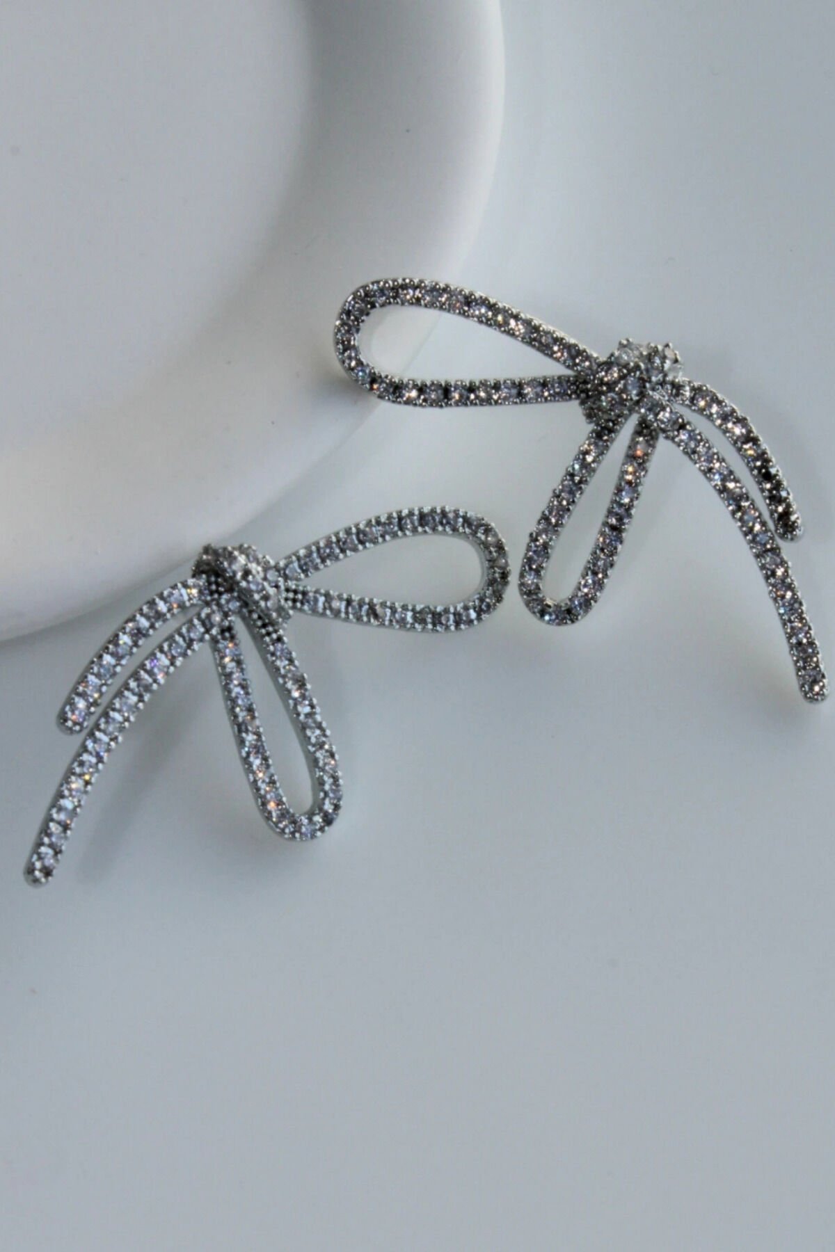 Premium Seri İthal Zirkon Taş Kaplama Büyük Fiyonk Model Kararmayan Şık Tasarım Kadın Küpe