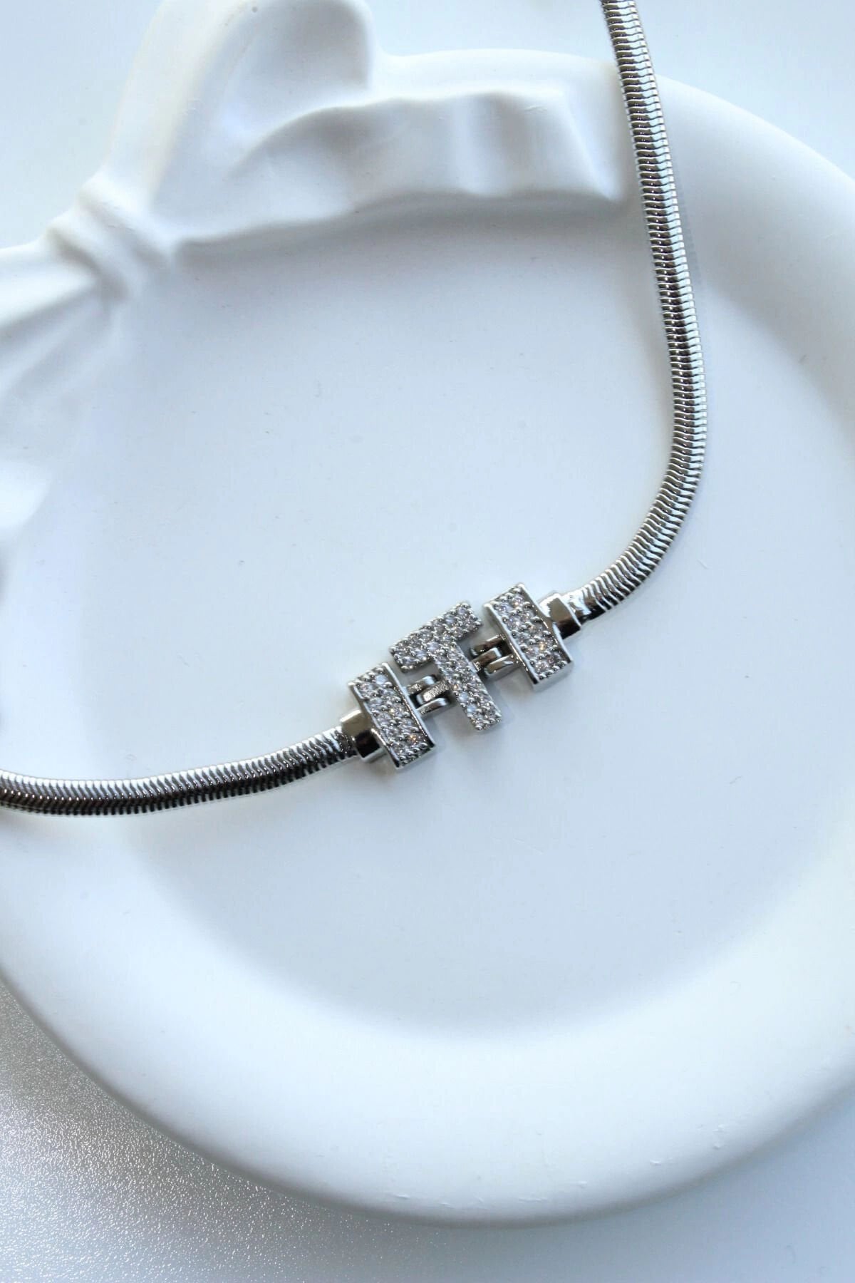 İthal Seri T Harfi Balık Sırtı Zincirli Kadın Çelik Bileklik Kararmaz Renk Atmaz