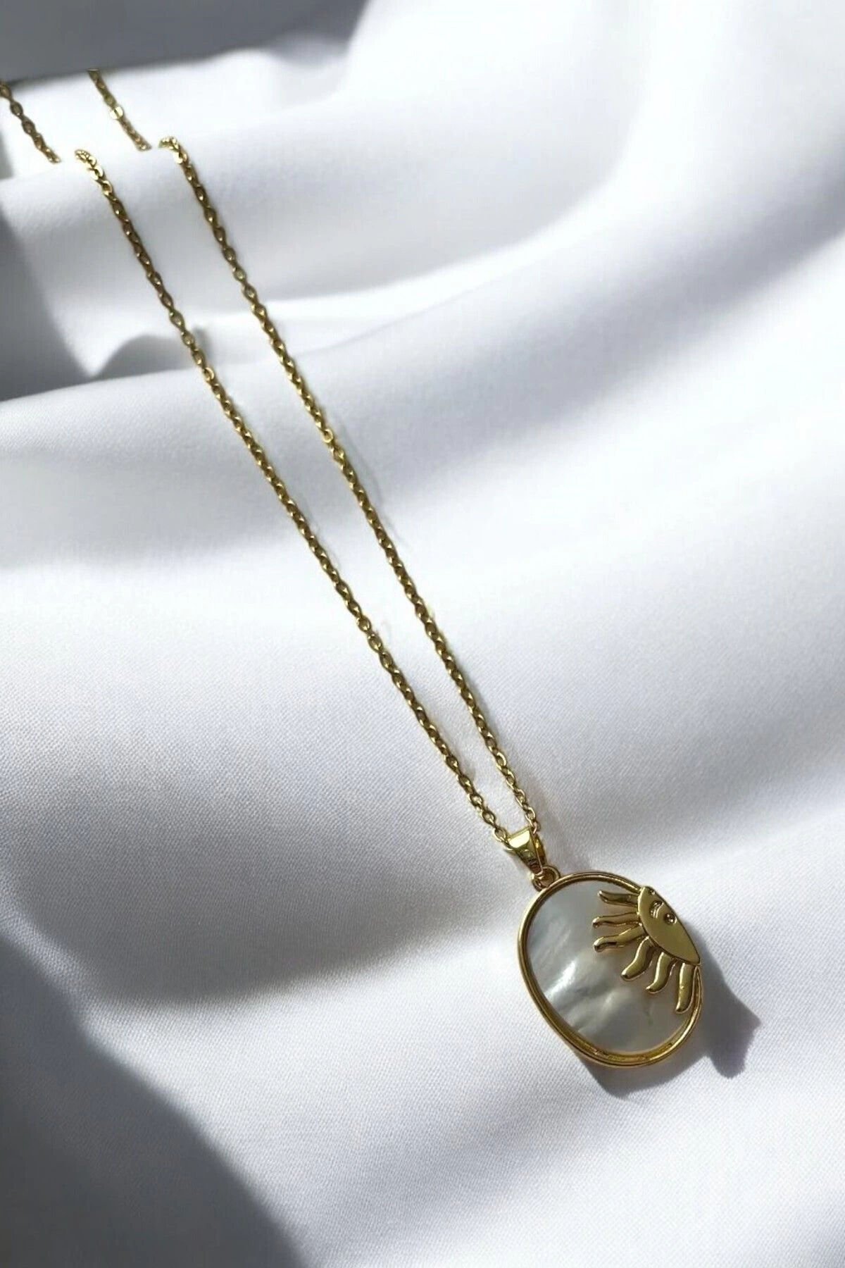 Yarım Güneş Tasarım Beyaz Mineli Plaka Model Kadın Çelik Kolye