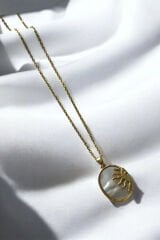 Yarım Güneş Tasarım Beyaz Mineli Plaka Model Kadın Çelik Kolye