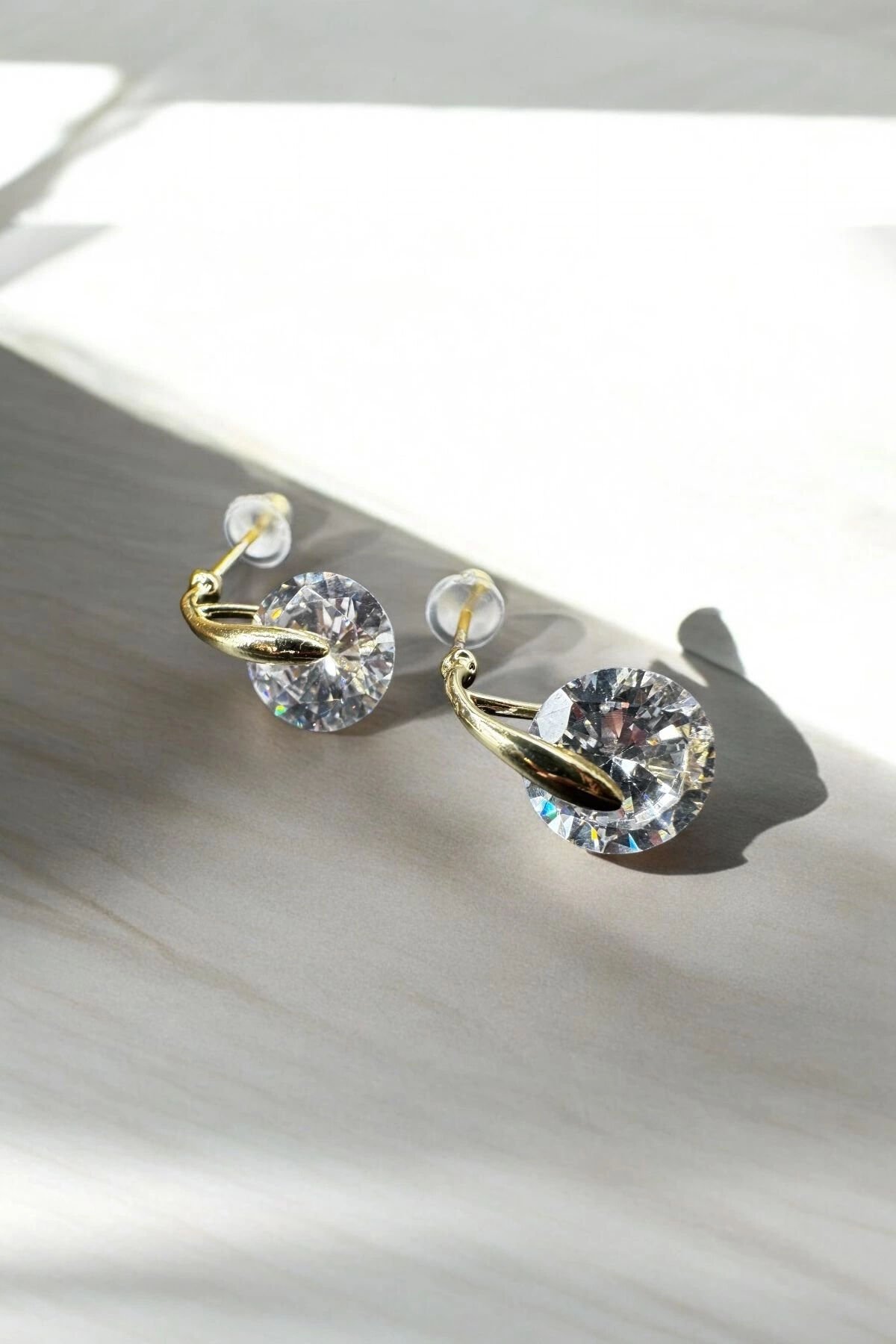 Özel Seri Parlak Oval Zirkon Taşlı Çivi Model Kadın Çelik Küpe