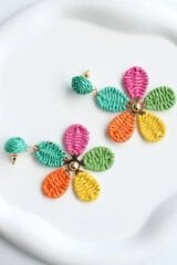 Yeni Sezon Çok Renkli Hasır Çiçek Tasarım Sallantılı Yazlık Hafif Kadın Küpe