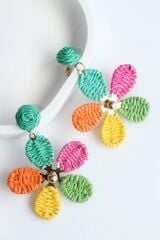 Yeni Sezon Çok Renkli Hasır Çiçek Tasarım Sallantılı Yazlık Hafif Kadın Küpe