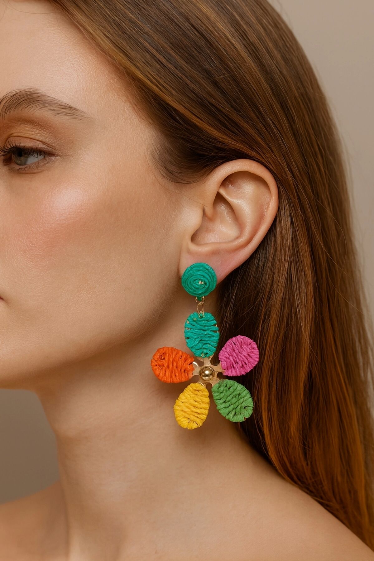 Yeni Sezon Çok Renkli Hasır Çiçek Tasarım Sallantılı Yazlık Hafif Kadın Küpe