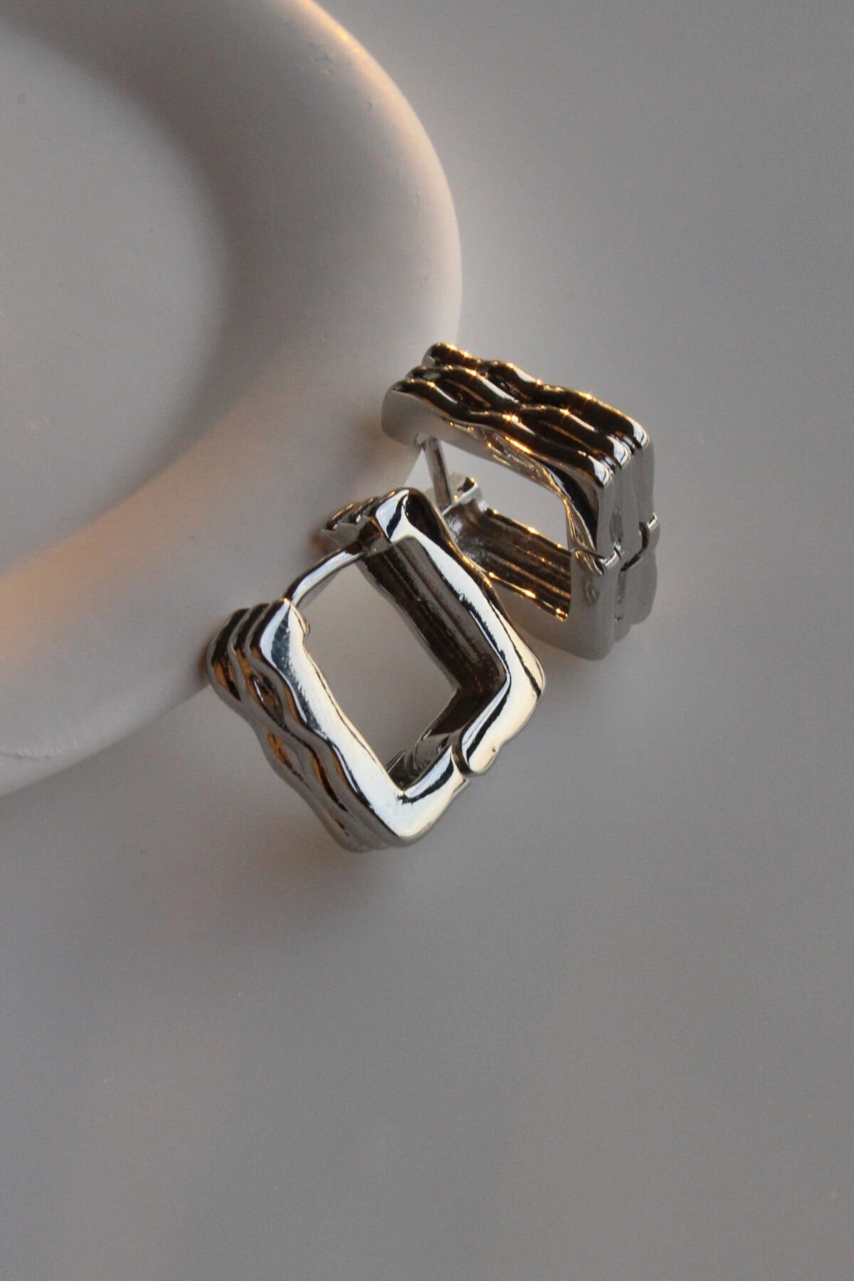 Premium Seri İthal Parlak Kalın Kare Model Çizgili Kadın Şık 1,5 cm Bijuteri Küpe