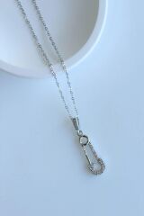 Zarif Zirkon Taşlı Kilitli İğne Tasarım Renk Atmaz Kararmaz Kadın Çelik Kolye