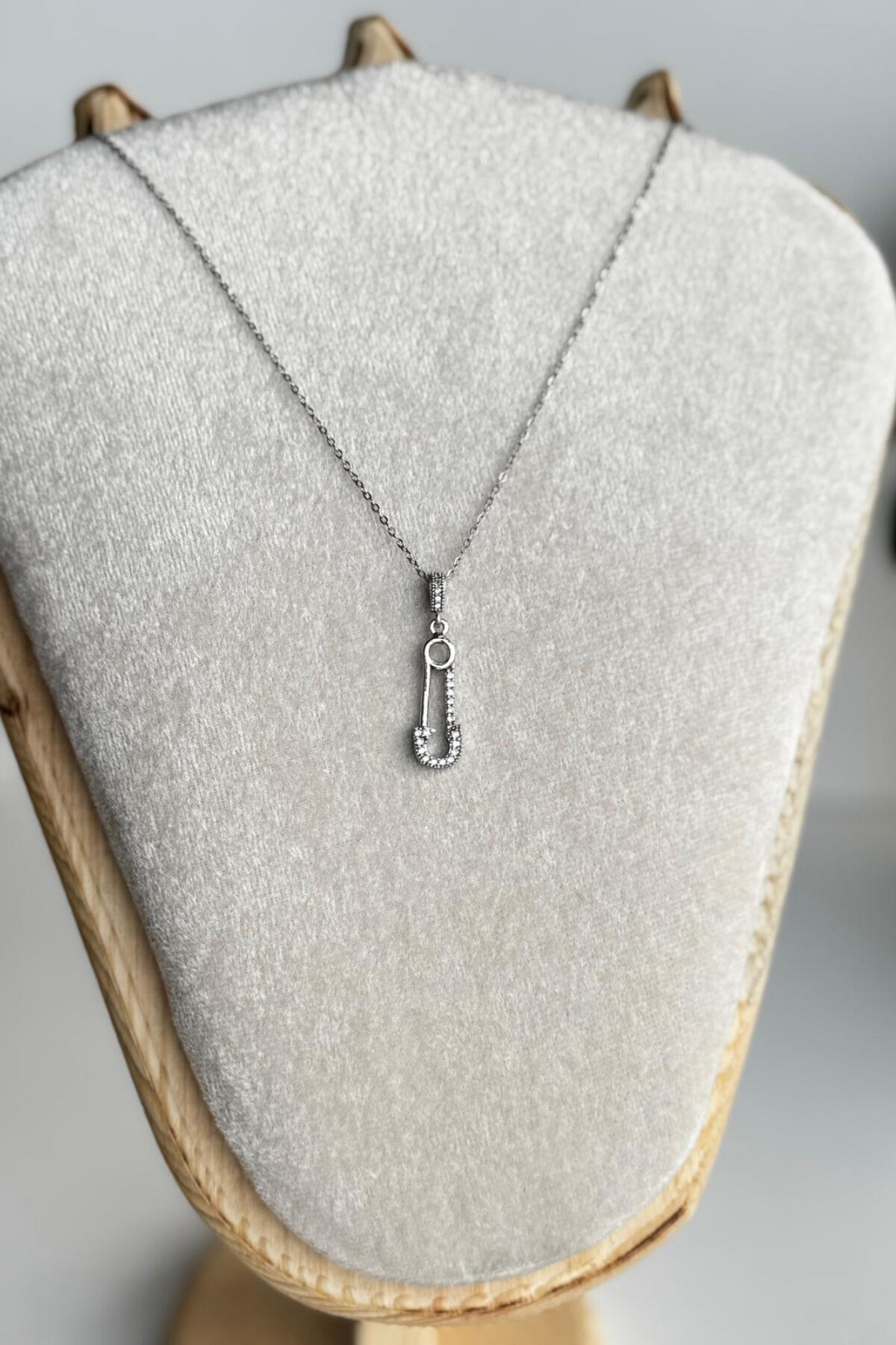 Zarif Zirkon Taşlı Kilitli İğne Tasarım Renk Atmaz Kararmaz Kadın Çelik Kolye