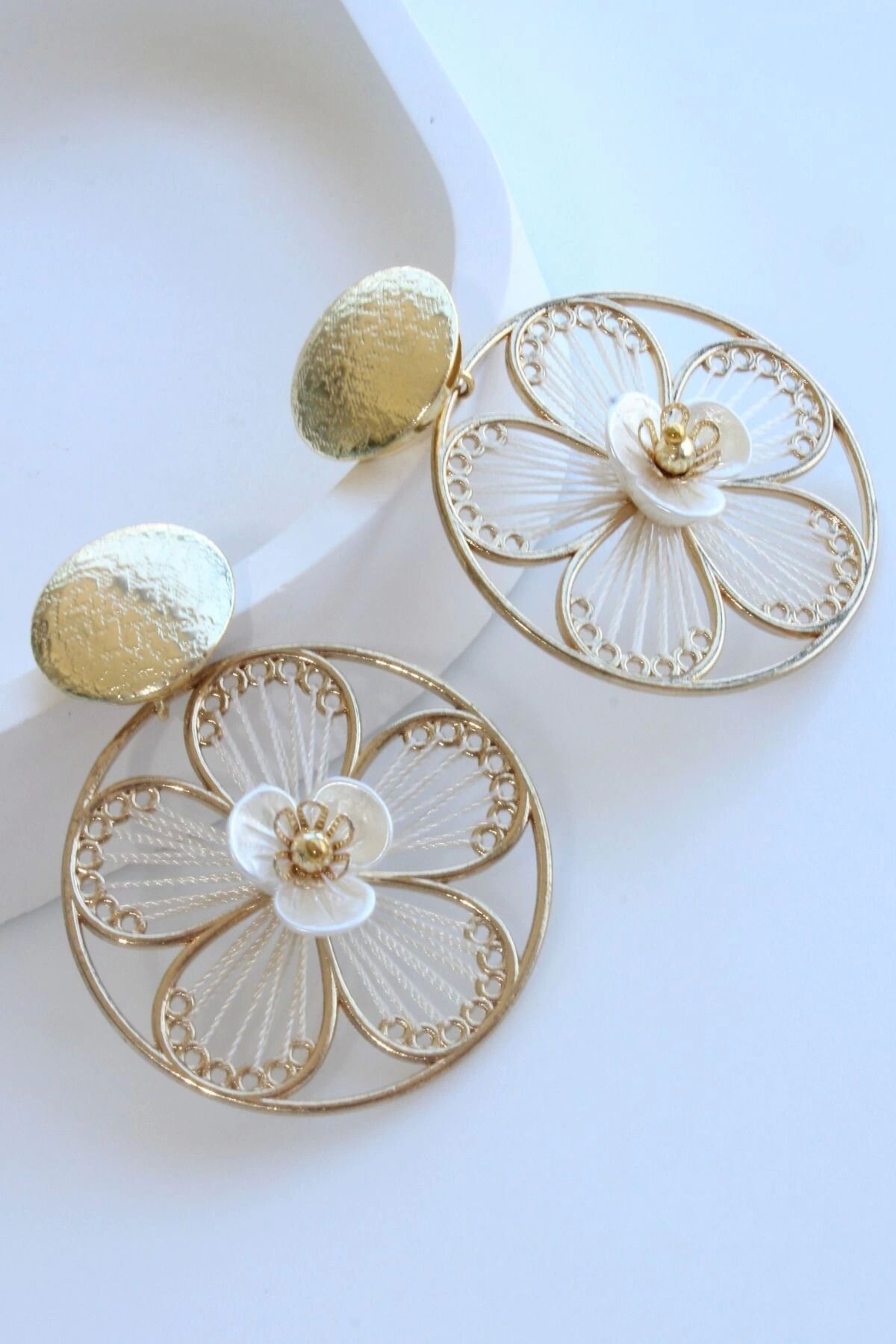 Metal Çerçeveli Çiçek Tasarım Örgü İpli Kadın Çelik Küpe