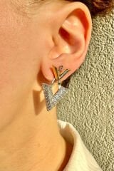 Premium Seri İthal Gümüş Zirkon Taş V Harf Model Sallantılı Gold Kararmayan Şık Kadın Küpe