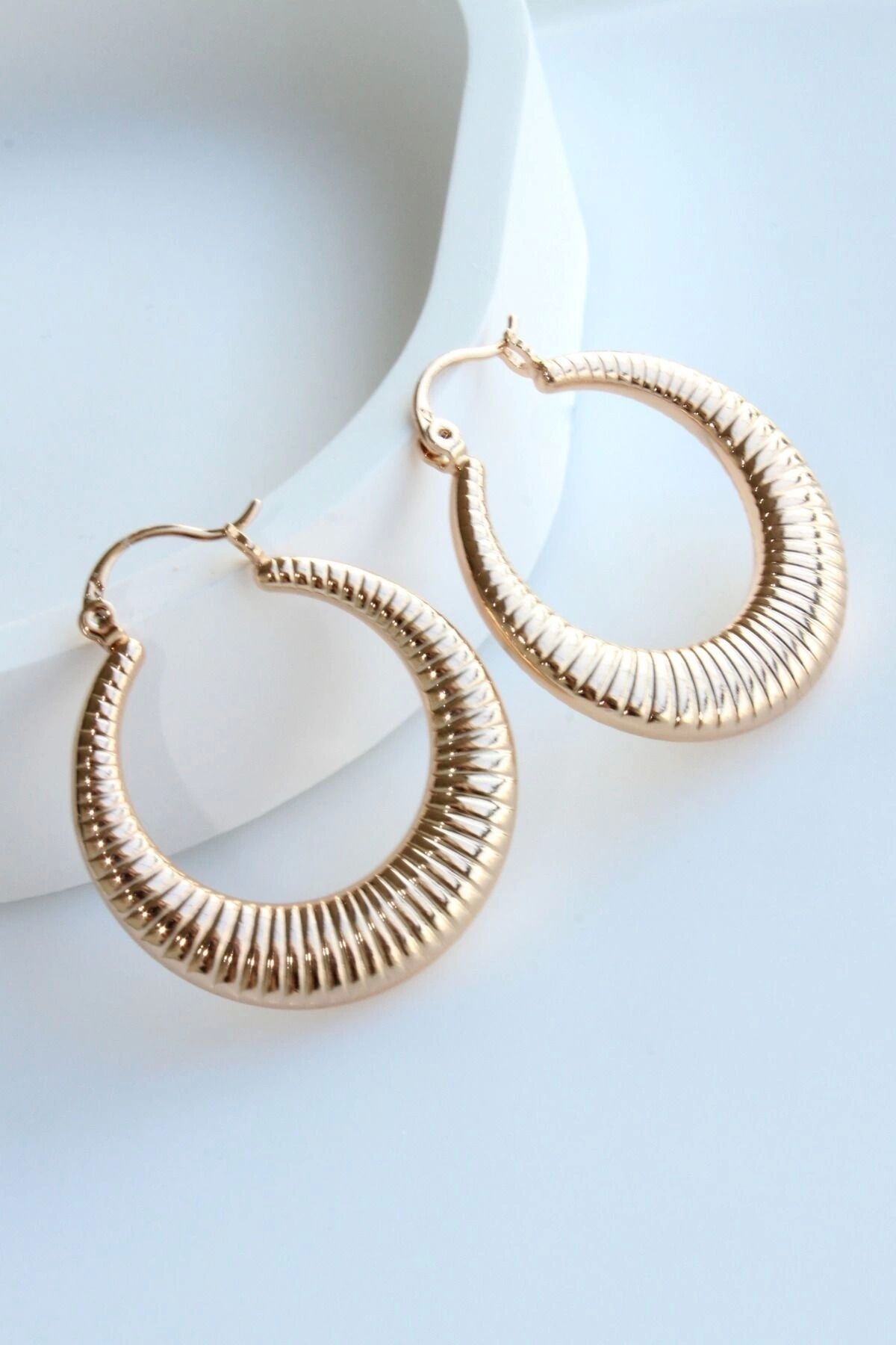 VİP Xuping Burgulu Elips İstiridye Tasarım Kararmaz Renk Atmaz Kadın Çelik Küpe