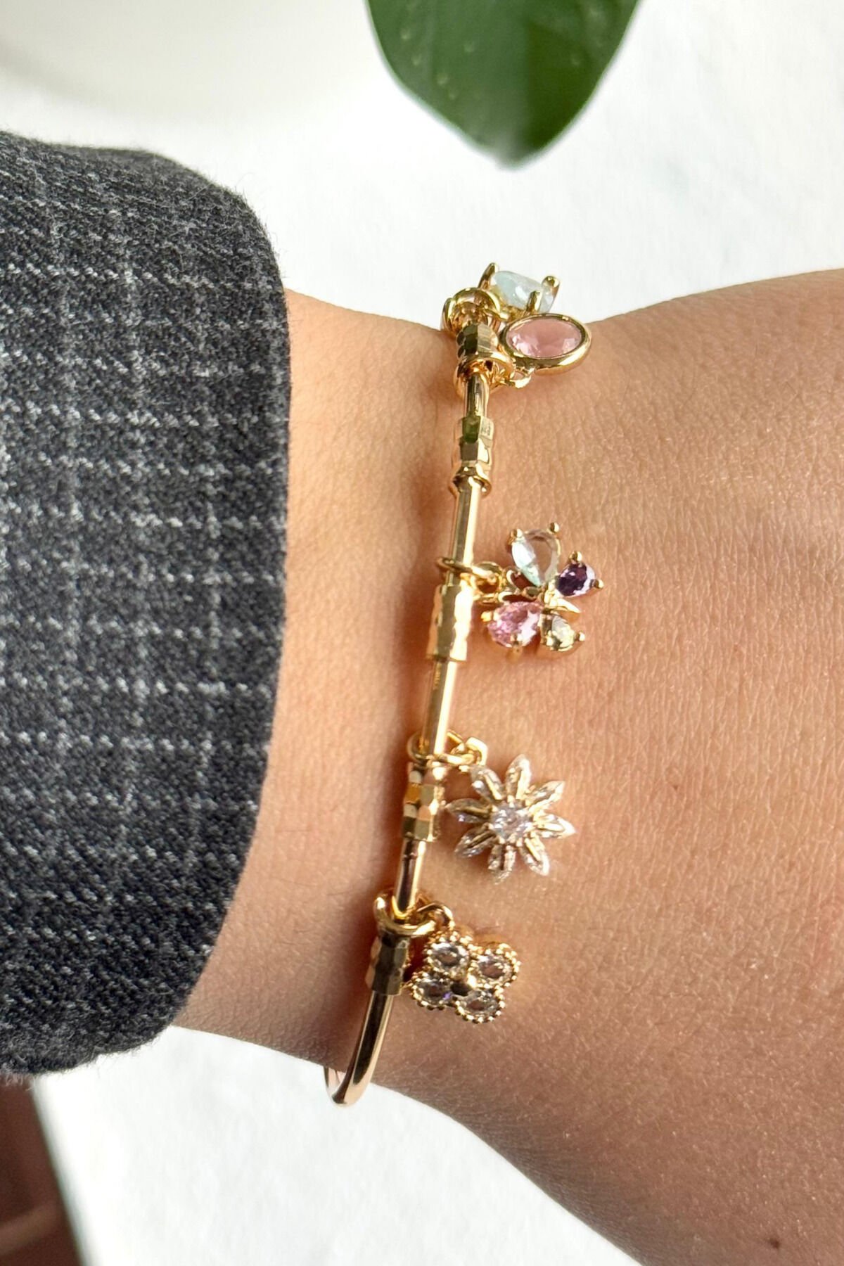 Premium Seri Renkli Taşlı Kelebek Charmlı Ayarlanabilir Kadın Çelik Bileklik Kelepçe