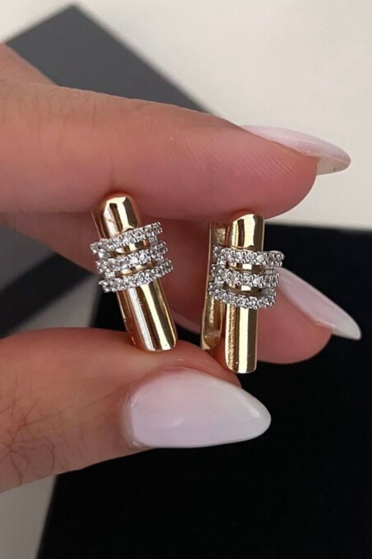 Premium Seri İthal Beyaz Zirkon Taş Detay Köşeli Halka Model Kararmayan Şık Minimal Kadın Gold Küpe