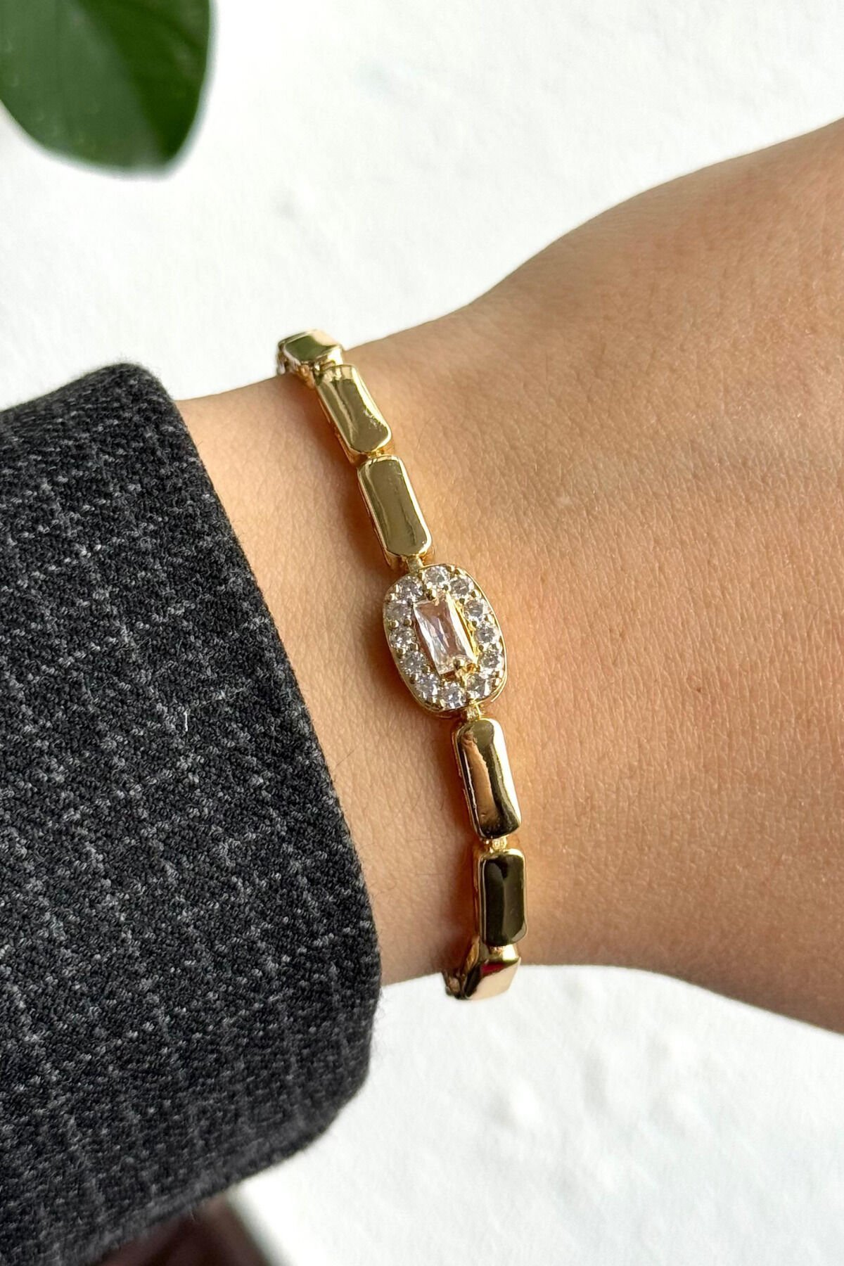 Özel Seri Kuyumcu İşçiliği Kararmaz Renk Atmaz Baget Taşlı Kadın Çelik Bileklik Kelepçe