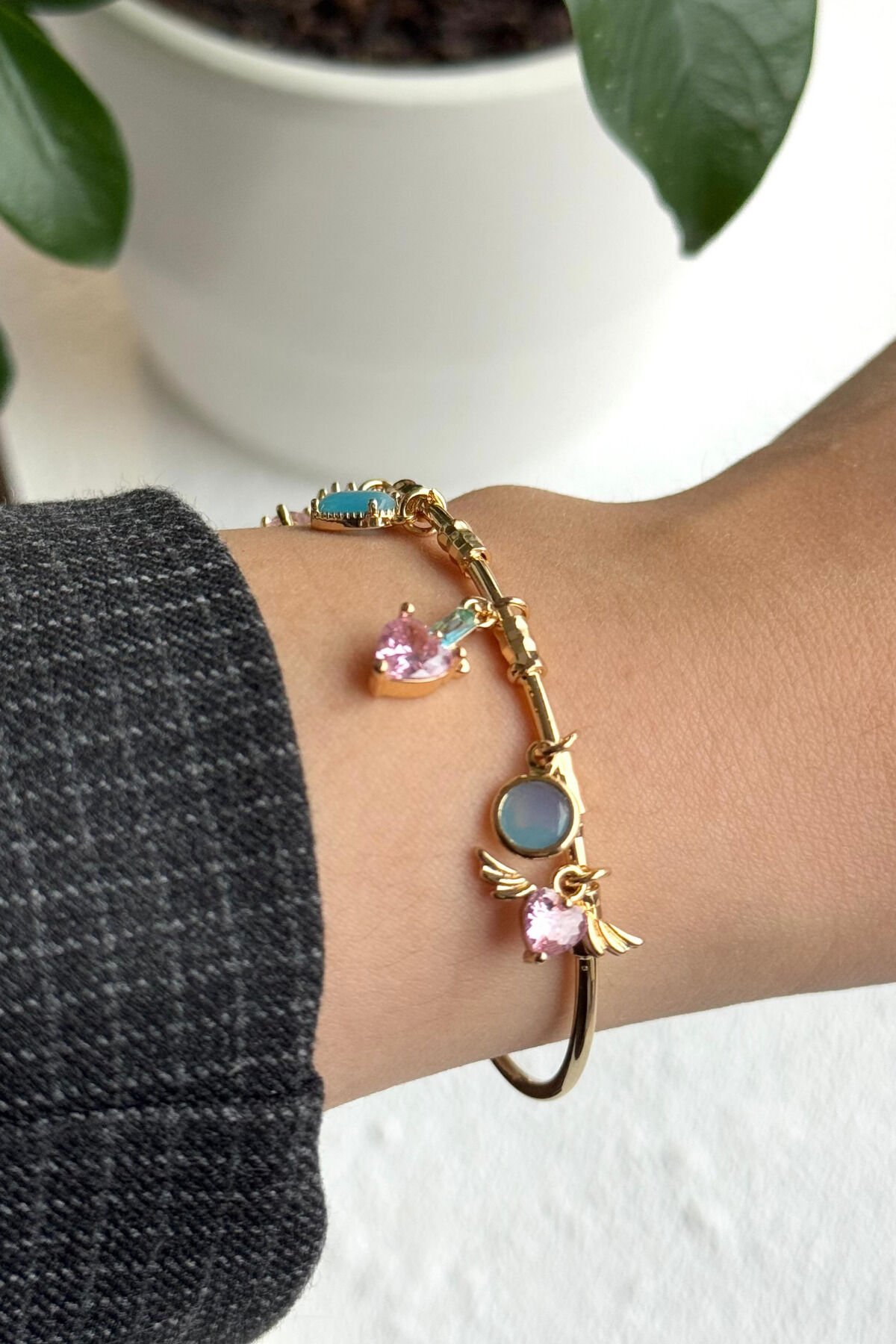 Premium Seri Renkli Taşlı Kalp Charmlı Ayarlanabilir Kadın Çelik Bileklik Kelepçe