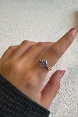 Premium Seri Bold Line Zirkon Taşlı Klasik Tek Taş Tasarım Yarım Tur Ayarlanabilir Kadın Çelik Yüzük