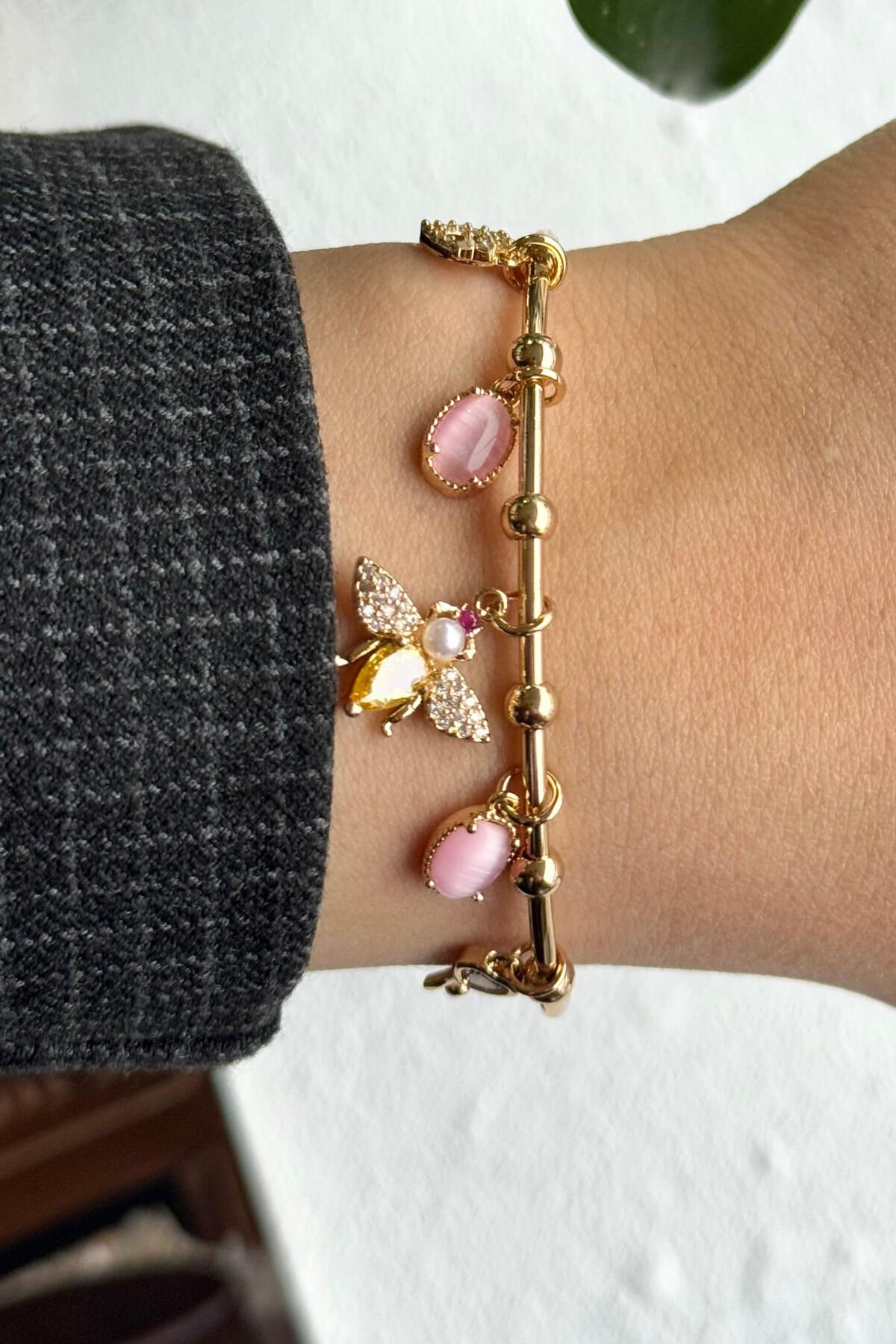 Premium Seri Renkli Taşlı Arı Charmlı Ayarlanabilir Kadın Çelik Bileklik Kelepçe