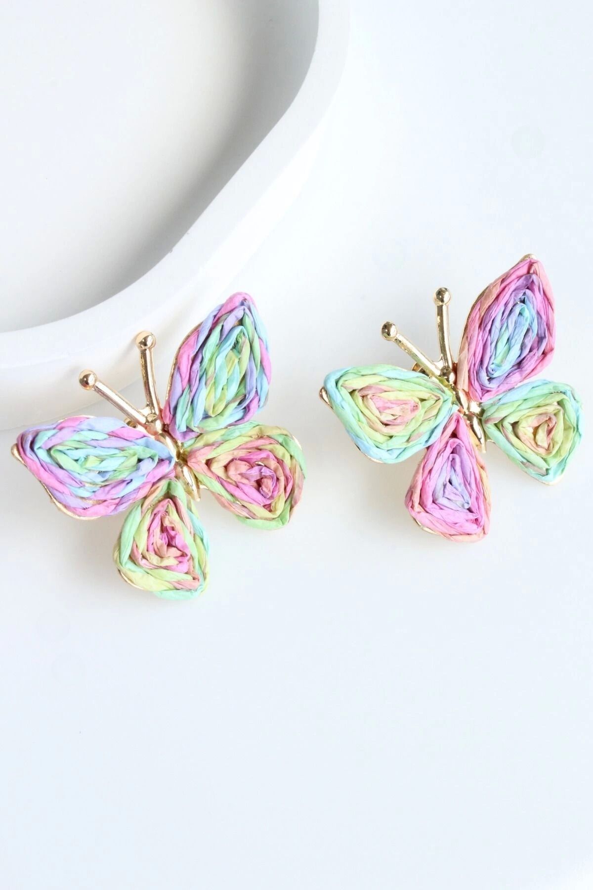 Yeni Sezon Çok Renkli Hasır Kelebek Tasarım Yazlık Hafif Kadın Küpe