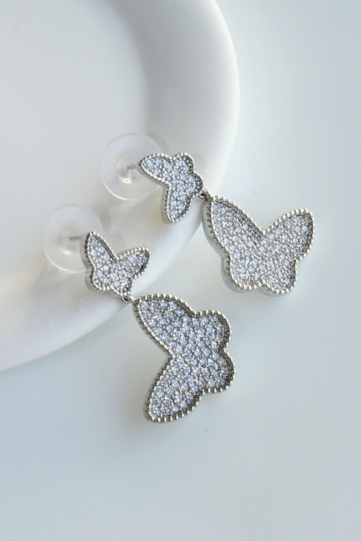 Sallantılı Full Zirkon Taşlı Kelebek Model Çivi Kadın Küpe