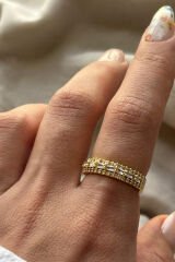 Regalia Üç Sıra Ortası Baget Taş Dizilimi Yuvarlak Taş Yarım Tur Gold Renk Ayarlanabilir Kadın Yüzük