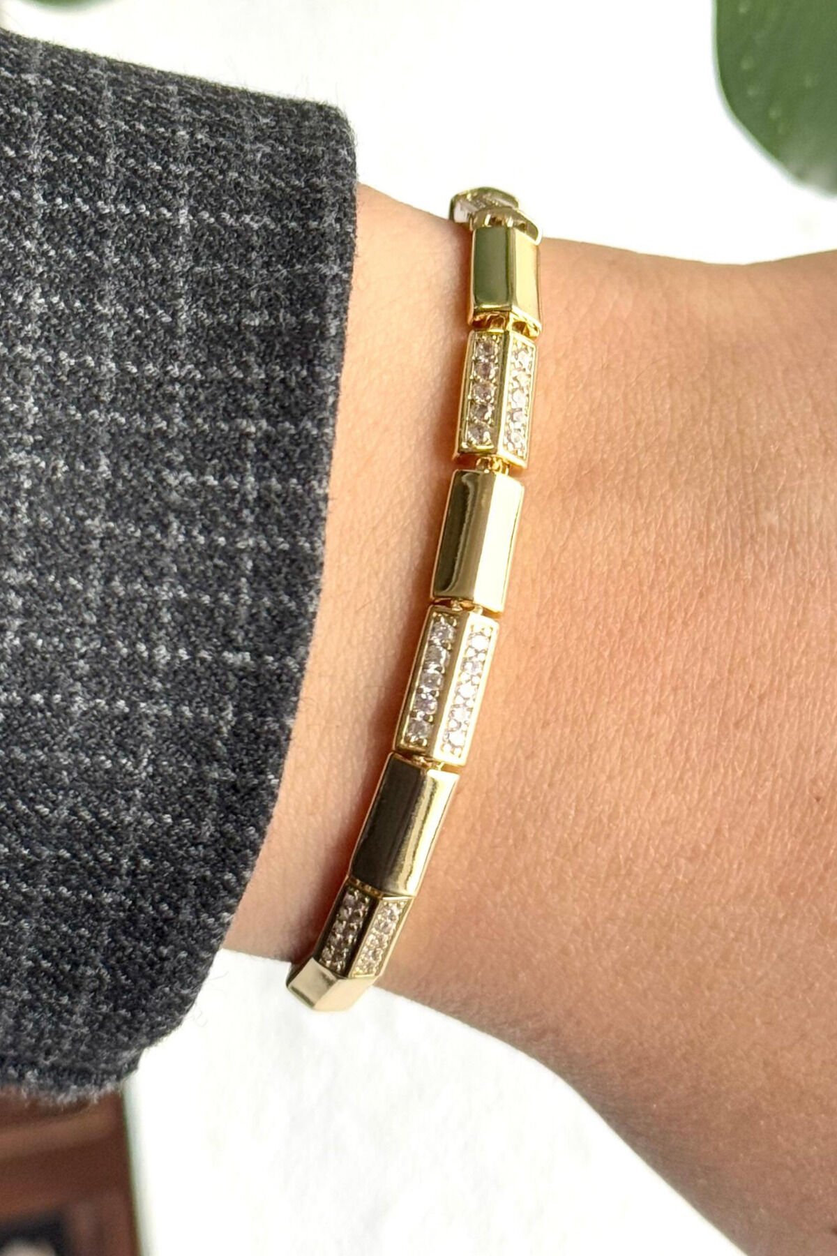 Premium Seri Zirkon Taşlı Çubuk Tasarım Kadın Çelik Bileklik Kelepçe