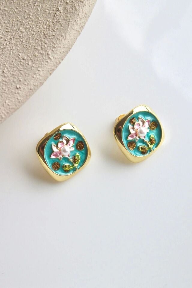 İncili Kare Pembe Lotus Çiçeği Motifli Kabartma Manzara Tasarım Kadın Çelik Küpe Gold