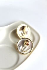 Vintage Kırmızı Gül Motifli 3d Tablo Tasarım Kadın Çelik Küpe