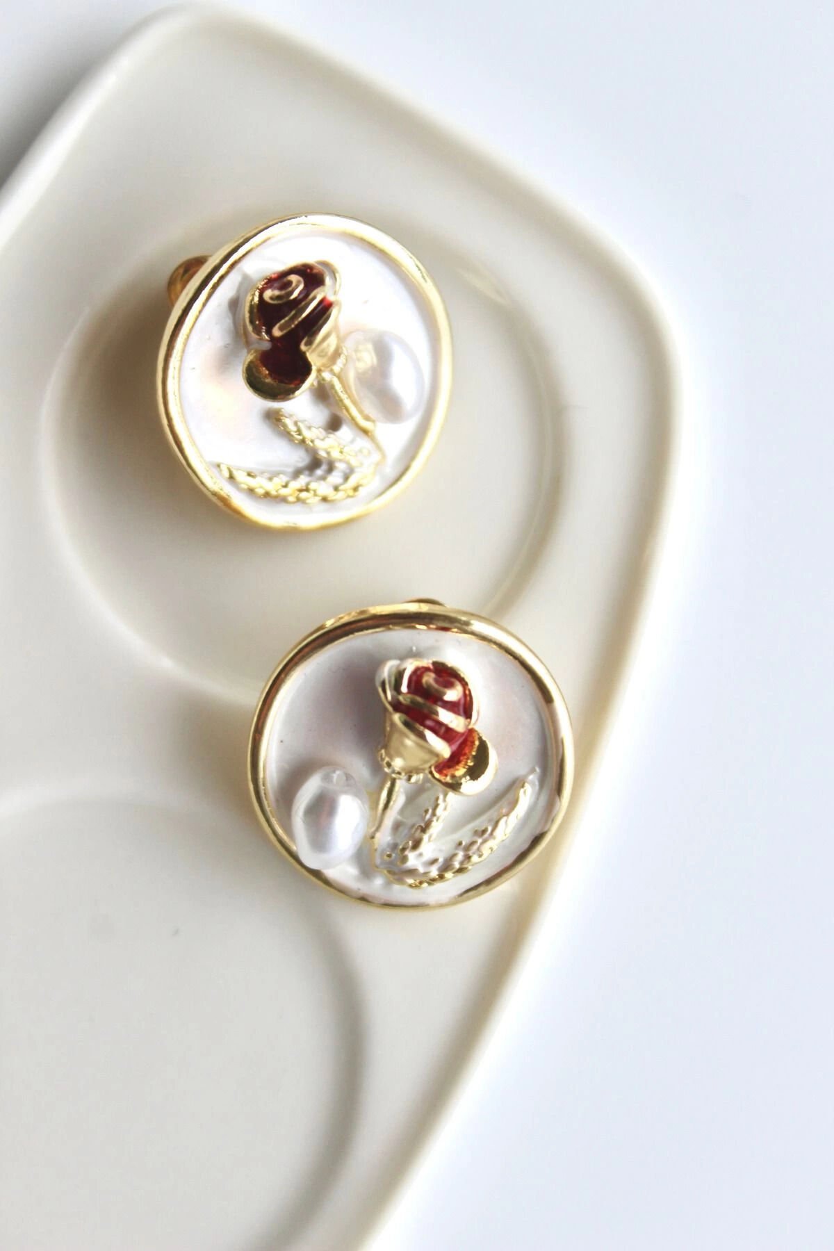 Vintage Kırmızı Gül Motifli 3d Tablo Tasarım Kadın Çelik Küpe