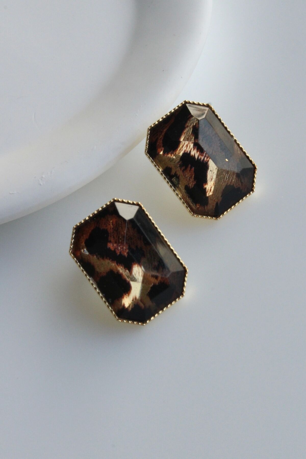 Özel Seri Kare Leopar Desen Minimalist Çivi Model Gold Çerçeve Kadın Çelik Küpe