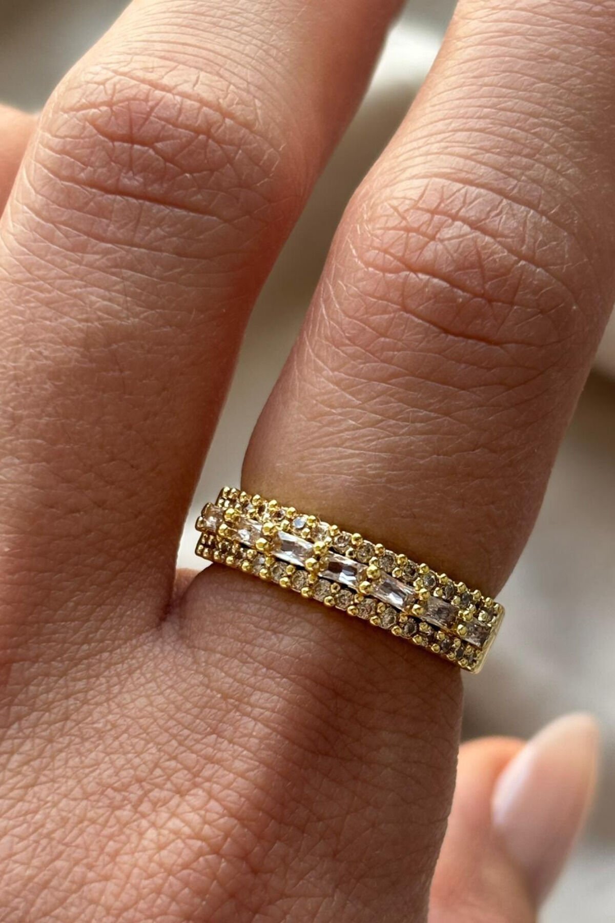 Regalia Üç Sıra Ortası Baget Taş Dizilimi Yuvarlak Taş Yarım Tur Gold Renk Ayarlanabilir Kadın Yüzük