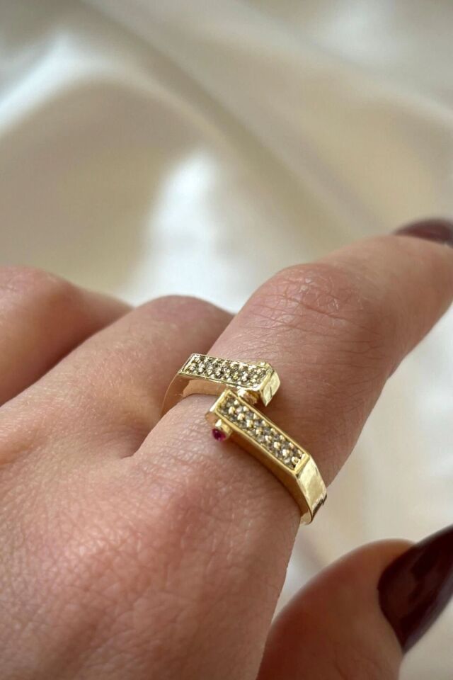 Premium İthal Seri Kırmızı Taşlı Vida Tasarım Ayarlanabilir Kadın Çelik Yüzük Gold