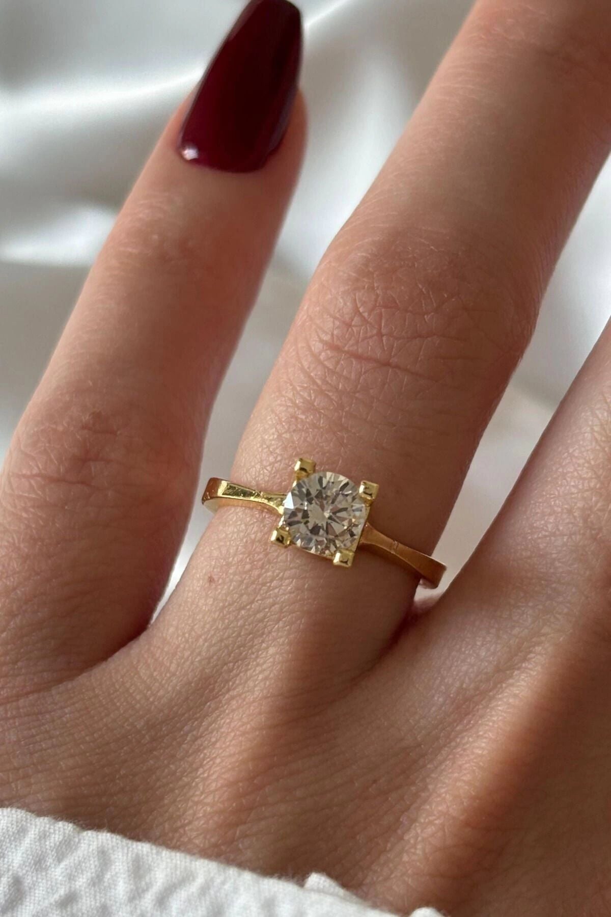 Premium Seri Klasik Yuvarlak Taşlı Tek Taş Tasarım Ayarlanabilir Kadın Çelik Yüzük Gold