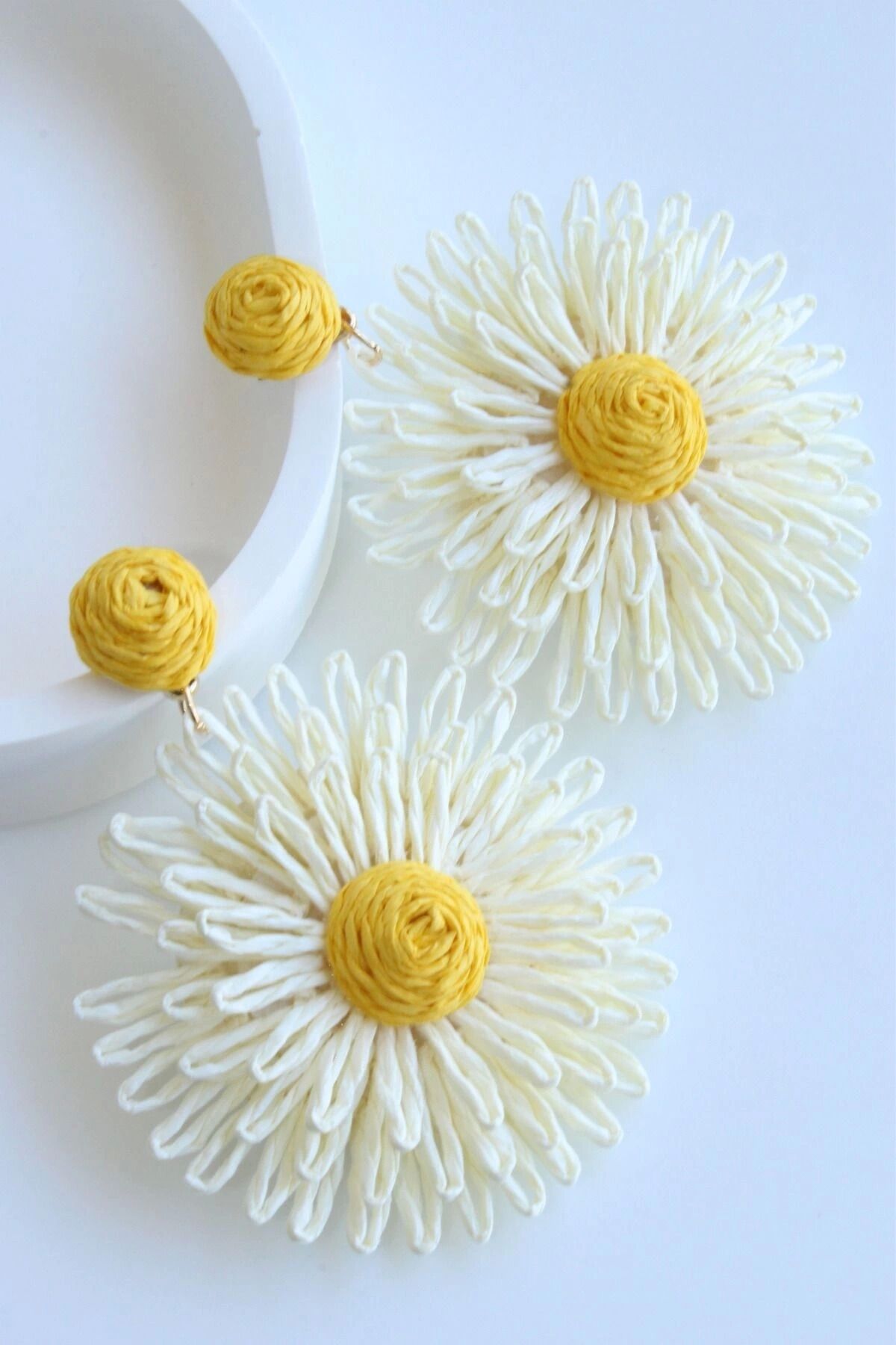 Yeni Sezon Büyük Hasır Papatya Tasarım Yazlık Hafif Kadın Küpe