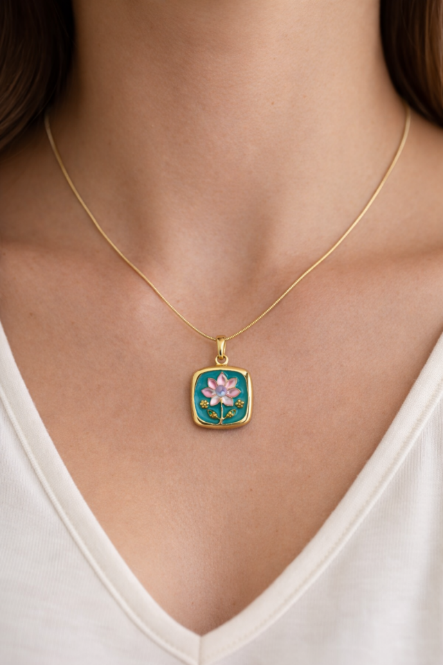 İncili Kare Pembe Lotus Çiçeği Motifli Kabartma Manzara Tasarım Kadın Çelik Kolye Gold