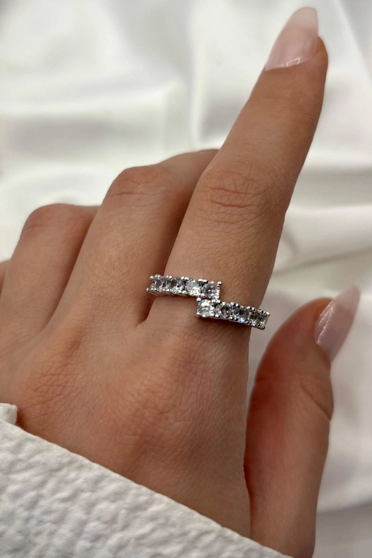 Premium Seri Çapraz Yarım Tur Zirkon Taşlı Boncuk Kol Tasarım Model Ayarlanabilir Kadın Çelik Yüzük