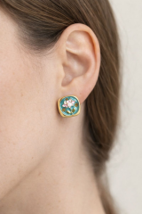 İncili Kare Pembe Lotus Çiçeği Motifli Kabartma Manzara Tasarım Kadın Çelik Küpe