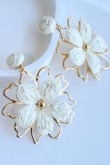 Yeni Sezon Büyük Gold Metal Çerçeveli Hasır Çiçek Tasarım Sallantılı Yazlık Hafif Kadın Küpe