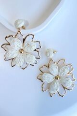 Yeni Sezon Büyük Gold Metal Çerçeveli Hasır Çiçek Tasarım Sallantılı Yazlık Hafif Kadın Küpe