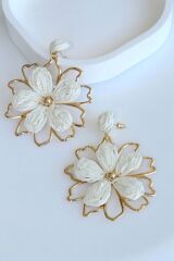 Yeni Sezon Büyük Gold Metal Çerçeveli Hasır Çiçek Tasarım Sallantılı Yazlık Hafif Kadın Küpe