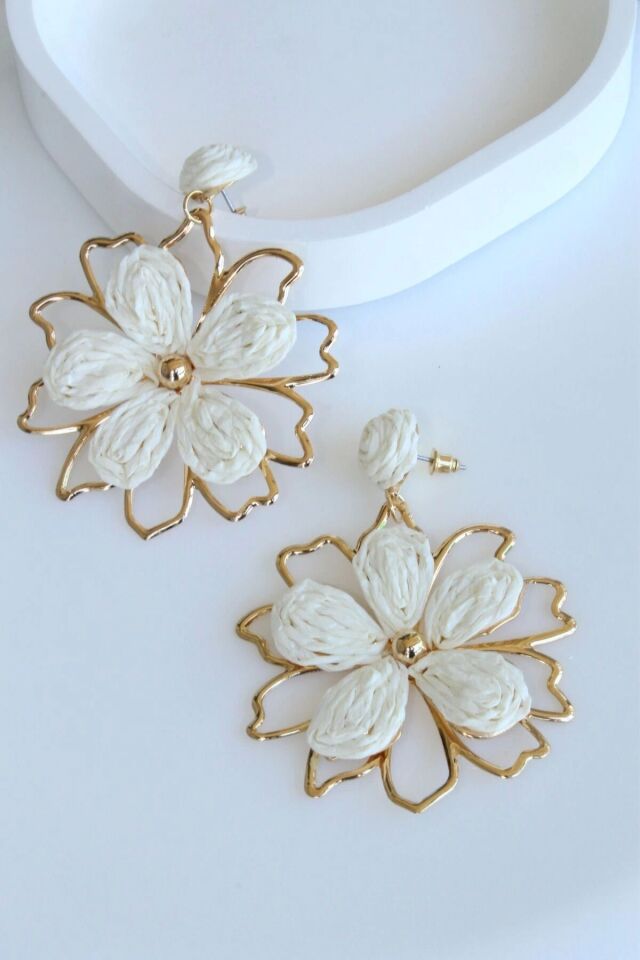 Yeni Sezon Büyük Gold Metal Çerçeveli Hasır Çiçek Tasarım Sallantılı Yazlık Hafif Kadın Küpe