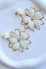 Yeni Sezon Büyük Gold Metal Çerçeveli Hasır Çiçek Tasarım Sallantılı Yazlık Hafif Kadın Küpe