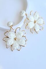 Yeni Sezon Büyük Gold Metal Çerçeveli Hasır Çiçek Tasarım Sallantılı Yazlık Hafif Kadın Küpe