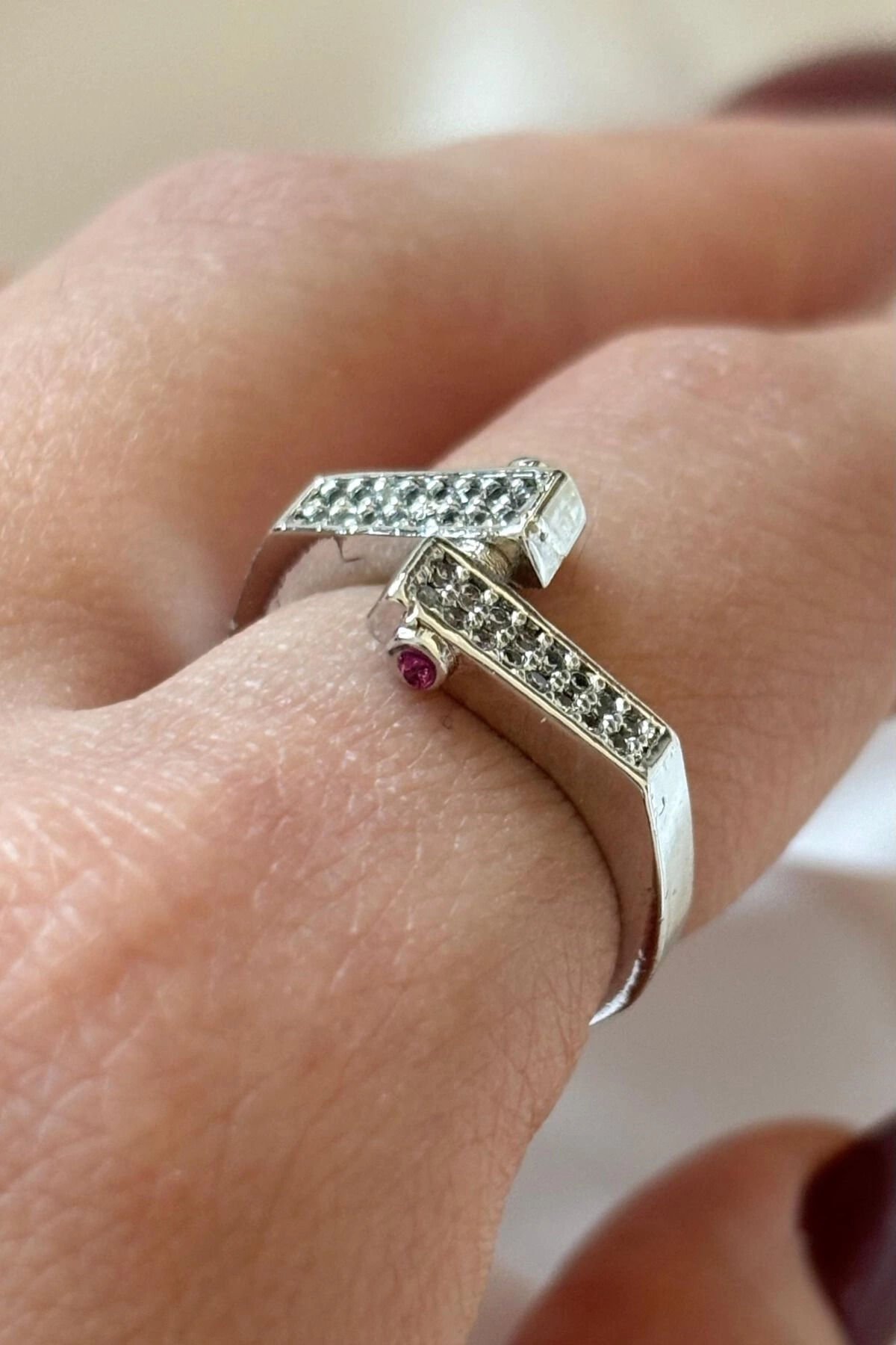 Premium İthal Seri Kırmızı Taşlı Vida Tasarım Ayarlanabilir Kadın Çelik Yüzük