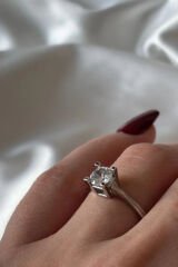 Premium Seri Klasik Yuvarlak Taşlı Tek Taş Tasarım Ayarlanabilir Kadın Çelik Yüzük