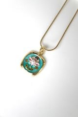 İncili Kare Pembe Lotus Çiçeği Motifli Kabartma Manzara Tasarım Kadın Çelik Kolye