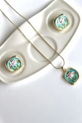 İncili Kare Pembe Lotus Çiçeği Motifli Kabartma Manzara Tasarım Kadın Çelik Küpe