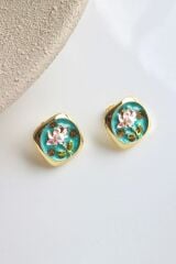 İncili Kare Pembe Lotus Çiçeği Motifli Kabartma Manzara Tasarım Kadın Çelik Küpe