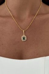 Premium Seri Renk Atmaz Yeşil Baget Taşlı Kare Tasarım Kadın Çelik Kolye